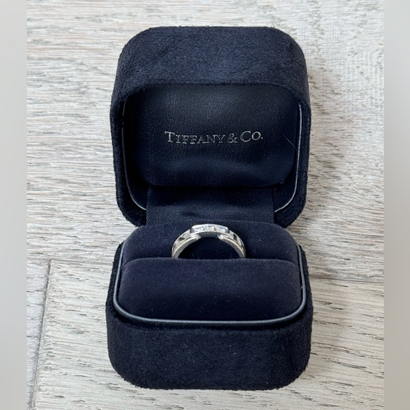 18KW Atlas 3 Diamond Closed Ring - Picture 2 of 4